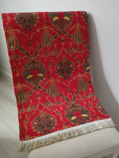 Orientalischer Tischläufer, rot gemustert